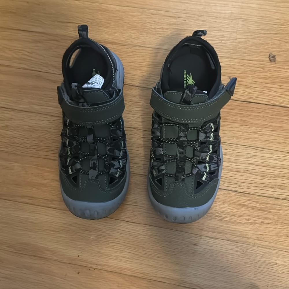 Athletic sandals